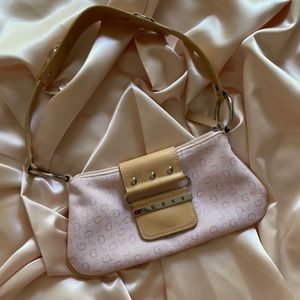 SOLD ON DEPOP Guess Y2K mini shoulder purse 💗